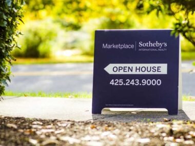 How-Campaign-Yard-Signs-Can-Complement-Digital-and-Print-Marketing