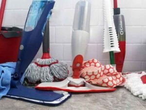 Microfiber vs. Sponge Mops: Which One Cleans Better?