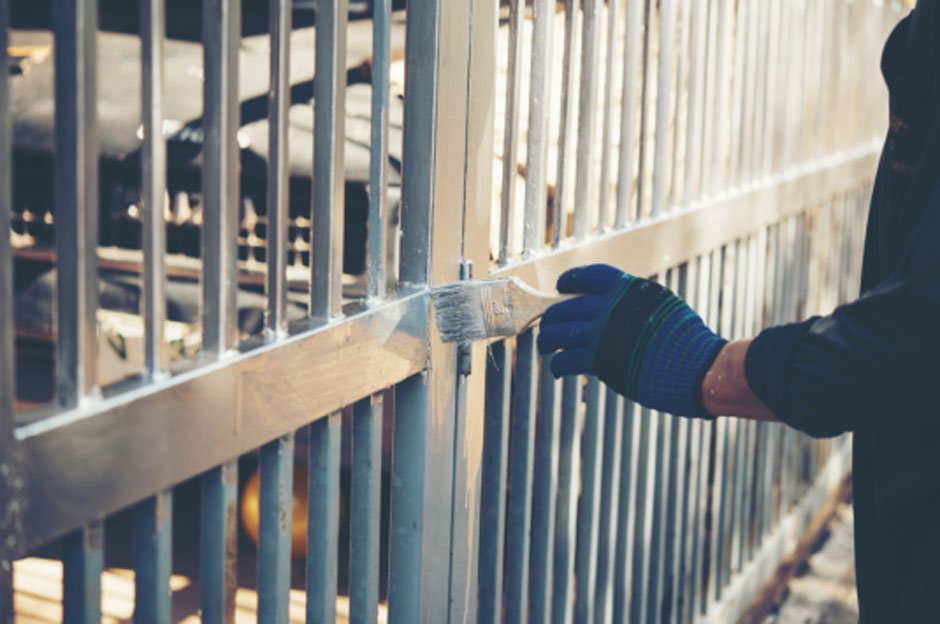 How To Maintain Your Outdoor Fence and Deck Year-Round