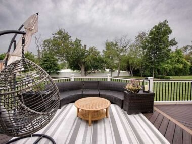 How Deck Contractors Transform Outdoor Spaces into Functional Living Areas