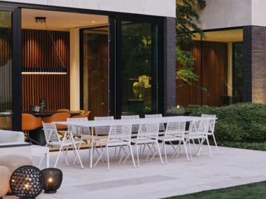 How to Design an Outdoor Dining Area For Entertaining Guests