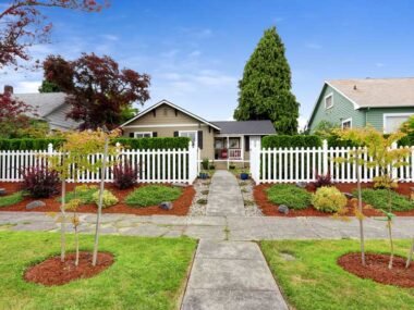 Choosing the Right Fence Finish for Long-Lasting Curb Appeal