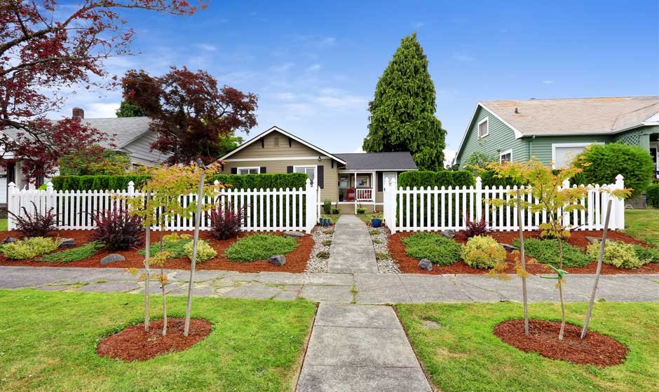Choosing the Right Fence Finish for Long-Lasting Curb Appeal