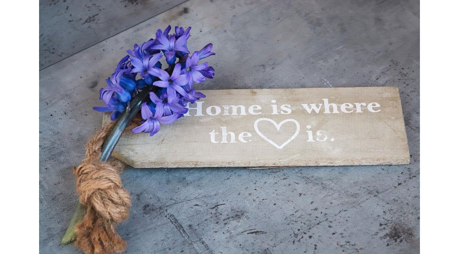 Enhancing-Home-Decor-with-Personalized-Wooden-Signage