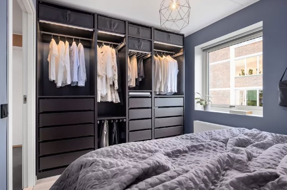Open vs. Closed Modern Wardrobes
