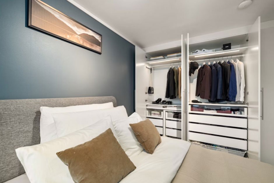 Open vs. Closed Modern Wardrobes
