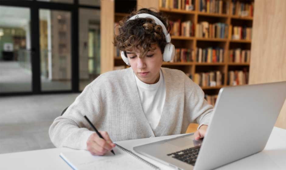 6 Ways Virtual Classrooms Build Independence in Preteens