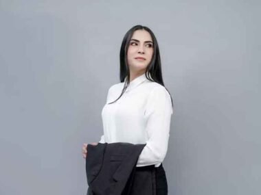 Tips for Working Women to Master the Art of Minimalist Styling