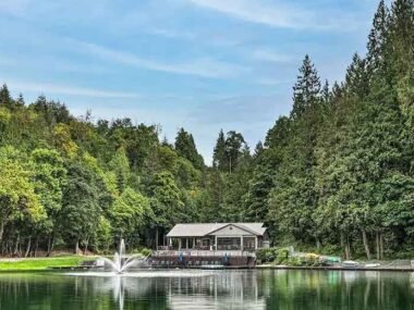 Understanding-Seasonal-Pricing-When-to-Book-Your-Beachfront-Rental