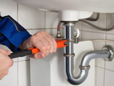 What Homeowners Should Do When Facing a Plumbing Emergency