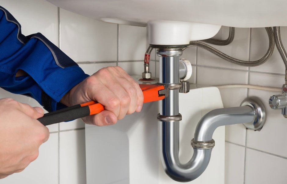 What Homeowners Should Do When Facing a Plumbing Emergency