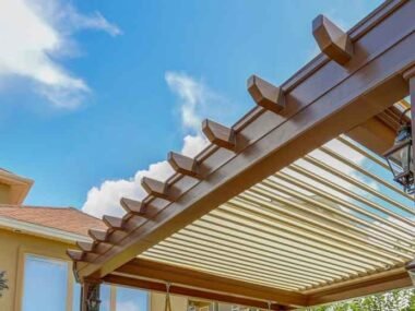 How-Motorized-Pergolas-Enhance-Outdoor-Dining-Experiences