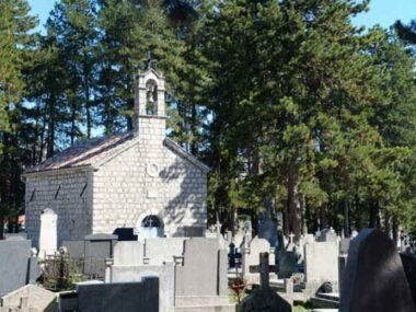 How-to-Choose-the-Right-Funeral-Service-and-Headstone-for-Your-Loved-One