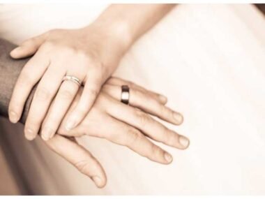 Timeless-Style-Incorporating-Platinum-Accessories-into-Modern-Fashion