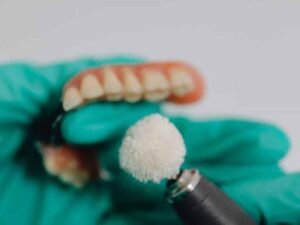 Understanding-the-Different-Types-of-Denture-Materials-Available