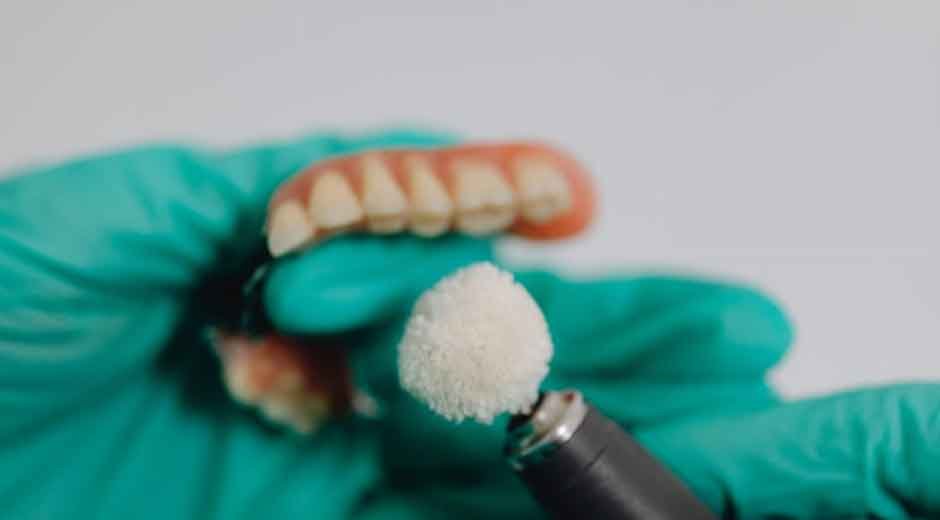 Understanding-the-Different-Types-of-Denture-Materials-Available